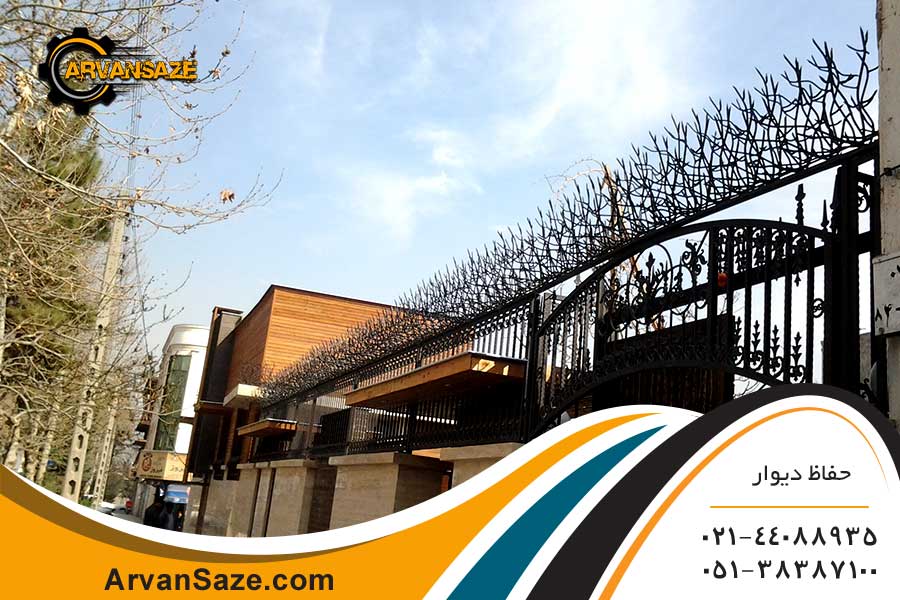 حفاظ متراکم مشکی رنگ نصب شده روی نرده های روی دیوار